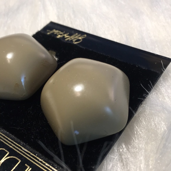 Two pair of earrings - Picture 2 of 2